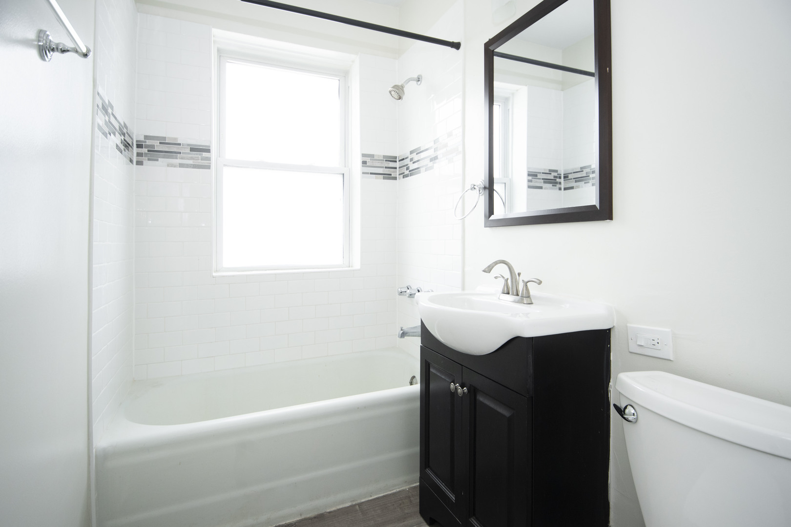 918 Green Bay Road, Unit 3H Winnetka, IL 60093 - Photo 14 of 14 a bathroom with a sink mirror toilet and bathtub