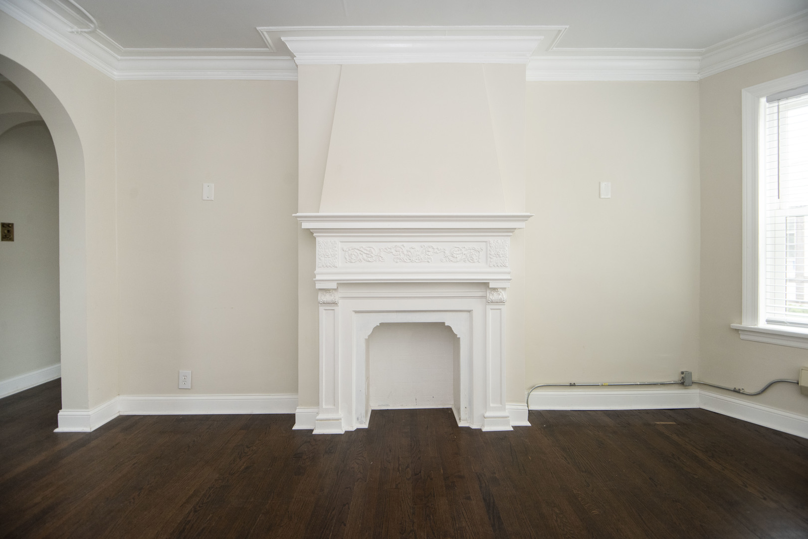 918 Green Bay Road, Unit 3H Winnetka, IL 60093 - Photo 4 of 14 an empty room with wooden floor and a fireplace