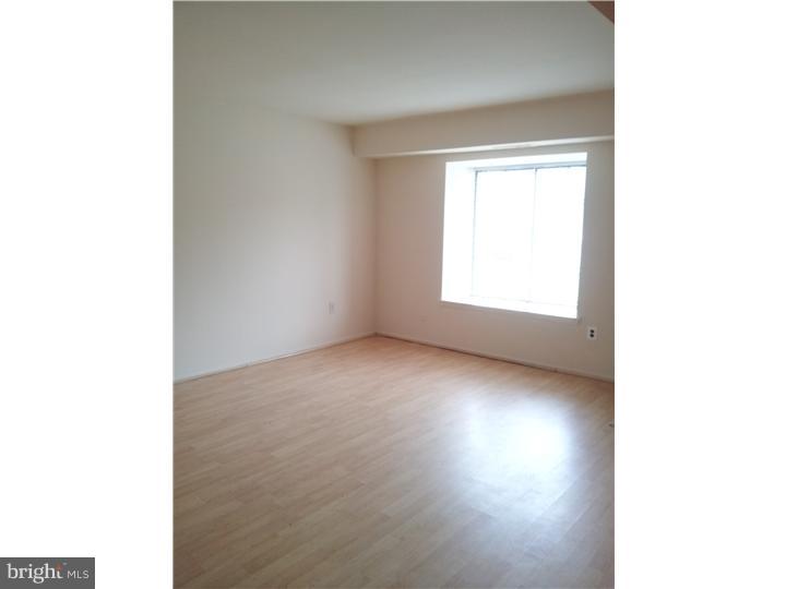 44 Chelsea Circle Clementon, NJ 08021 - Photo 3 of 16 Living Room