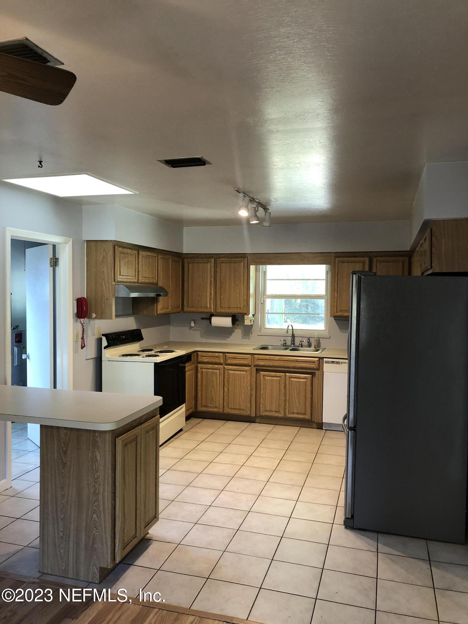 326 Blake Avenue Orange Park, FL 32073 - Photo 23 of 25 a kitchen with stainless steel appliances a refrigerator and a stove