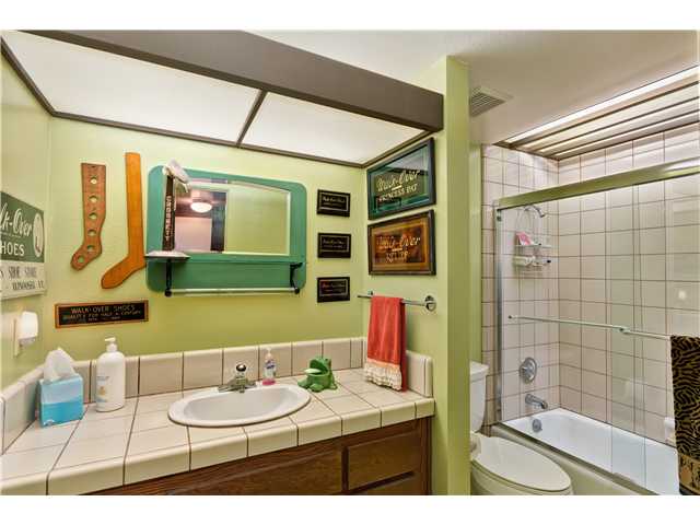 3058 Green Canyon Road Fallbrook, CA 92028 - Photo 14 of 25 Guest Bath conveniently located off the Guest Bedroom wing