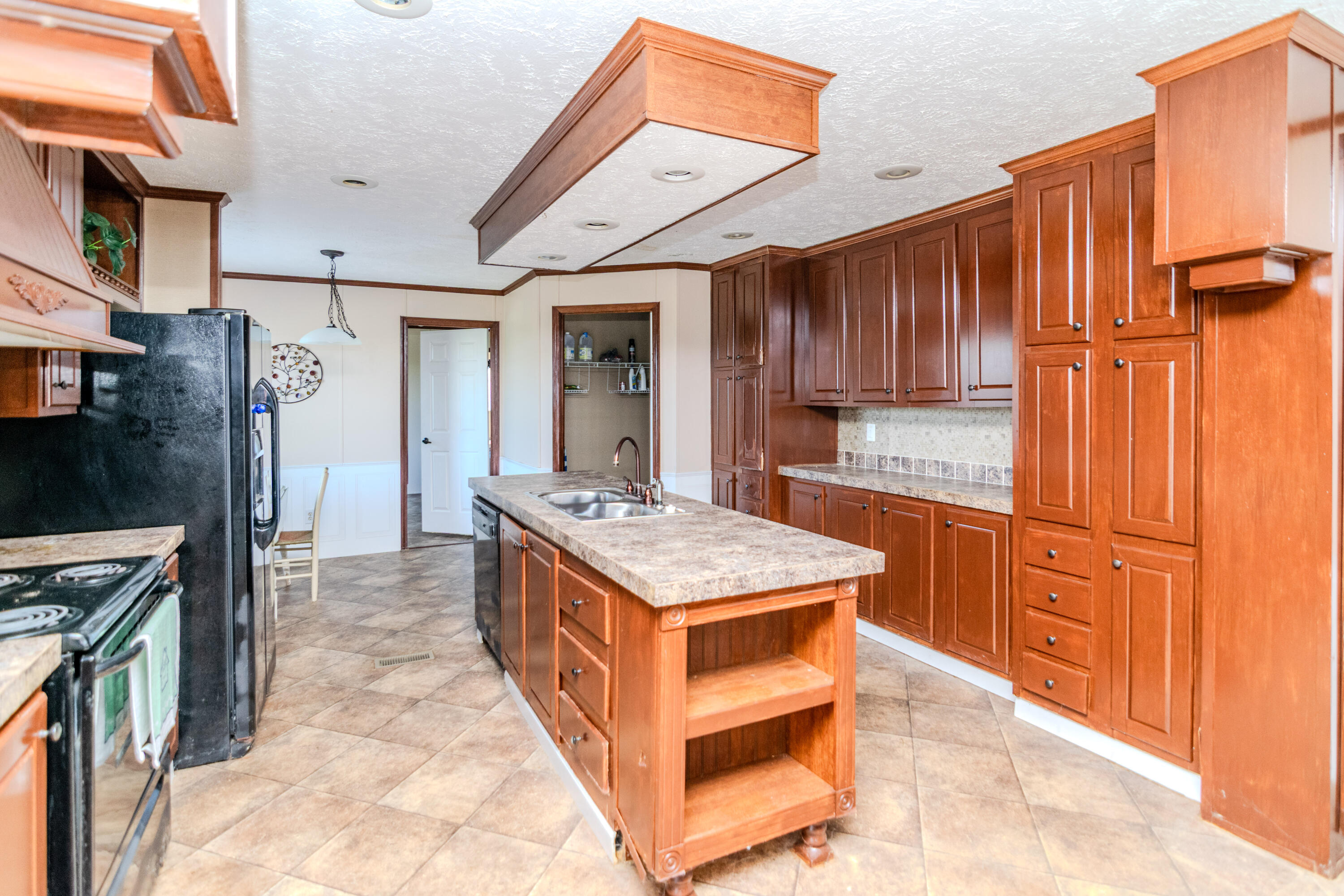 422 Thompson Road Lancaster, KY 40444 - Photo 5 of 40 Large Island