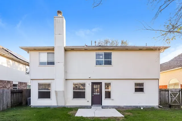 a view of a house with a backyard