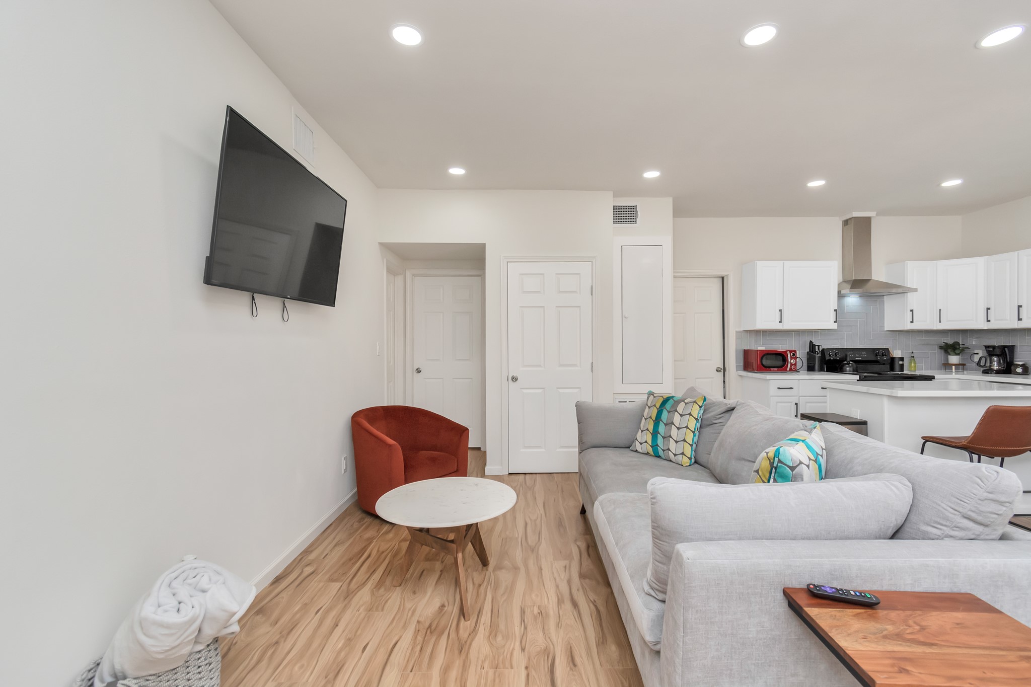 1812 Wheeler Avenue Houston, TX 77004 - Photo 13 of 34 a living room with furniture and a flat screen tv