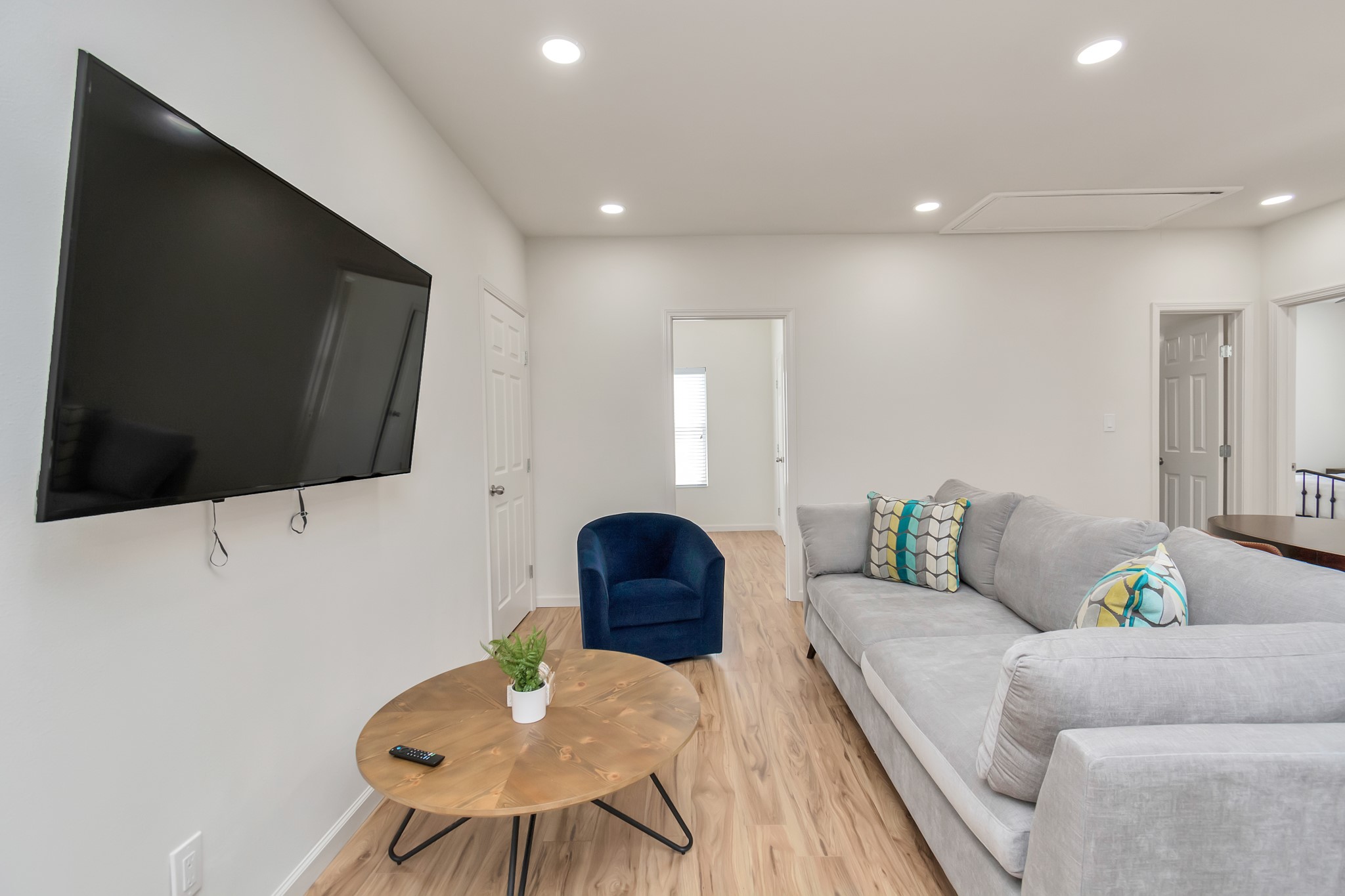 1812 Wheeler Avenue Houston, TX 77004 - Photo 27 of 34 a living room with furniture and a flat screen tv
