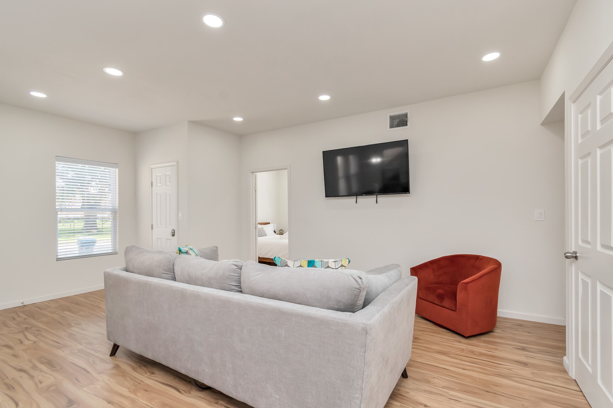 1812 Wheeler Avenue Houston, TX 77004 - Photo 7 of 34 a living room with furniture and a flat screen tv