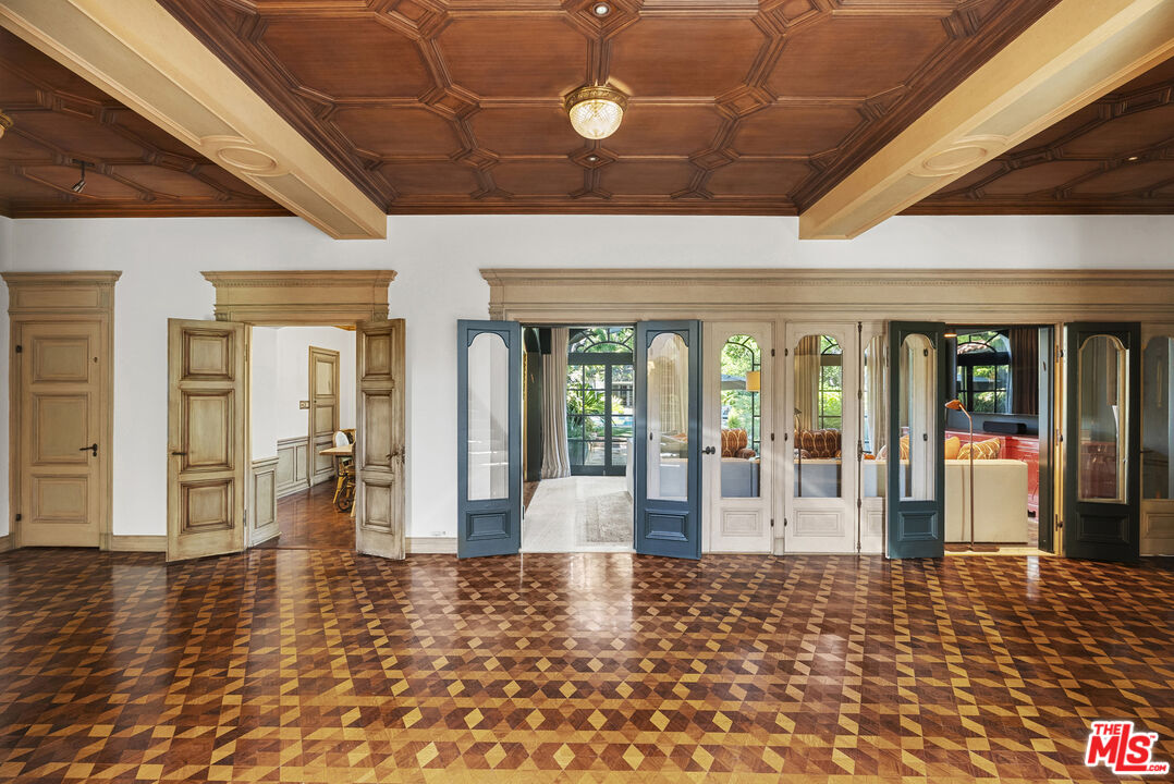 710 North Maple Drive Beverly Hills, CA 90210 - Photo 4 of 18 a living room with furniture