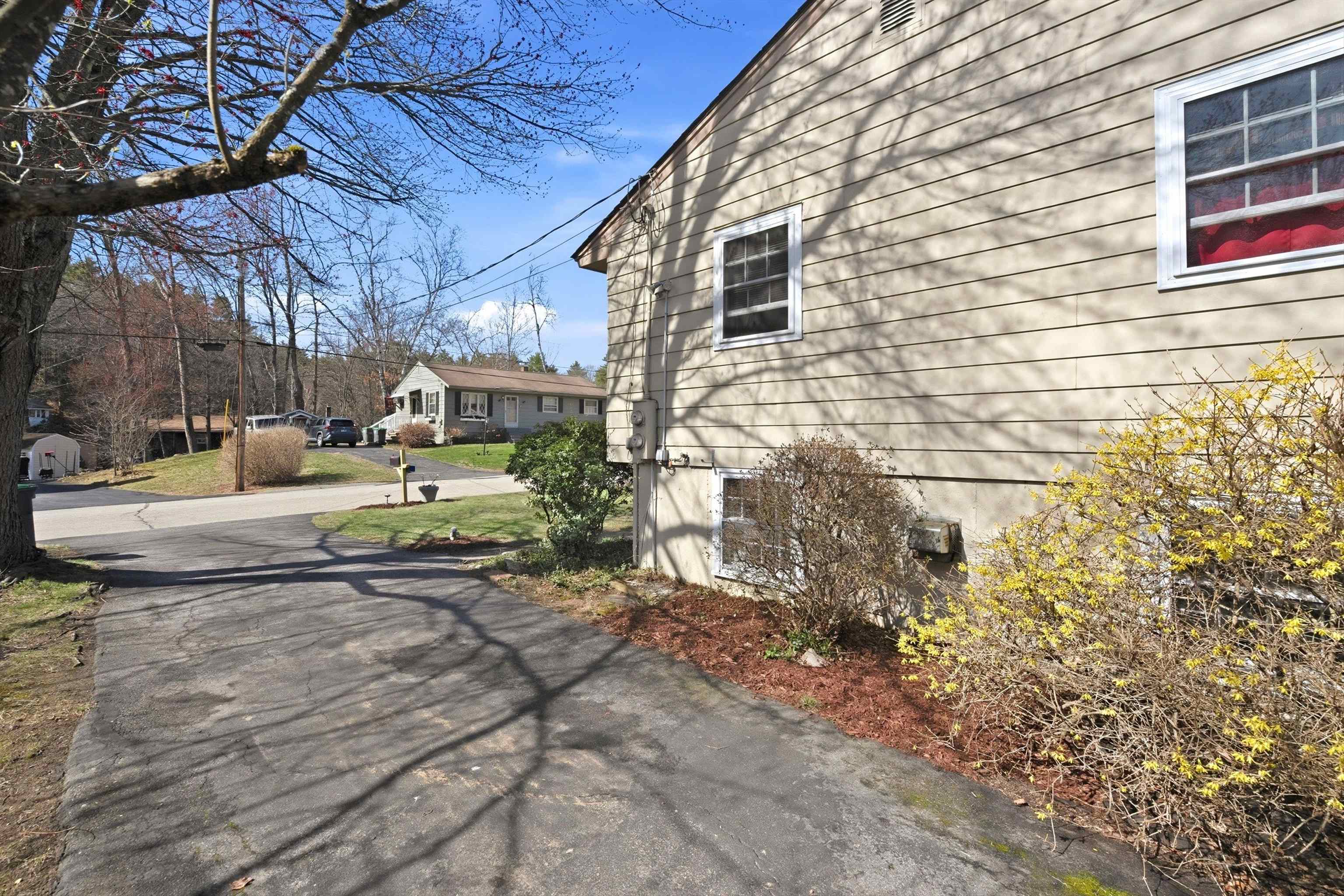 6 Heather Drive Hooksett, NH 03106 - Photo 4 of 54