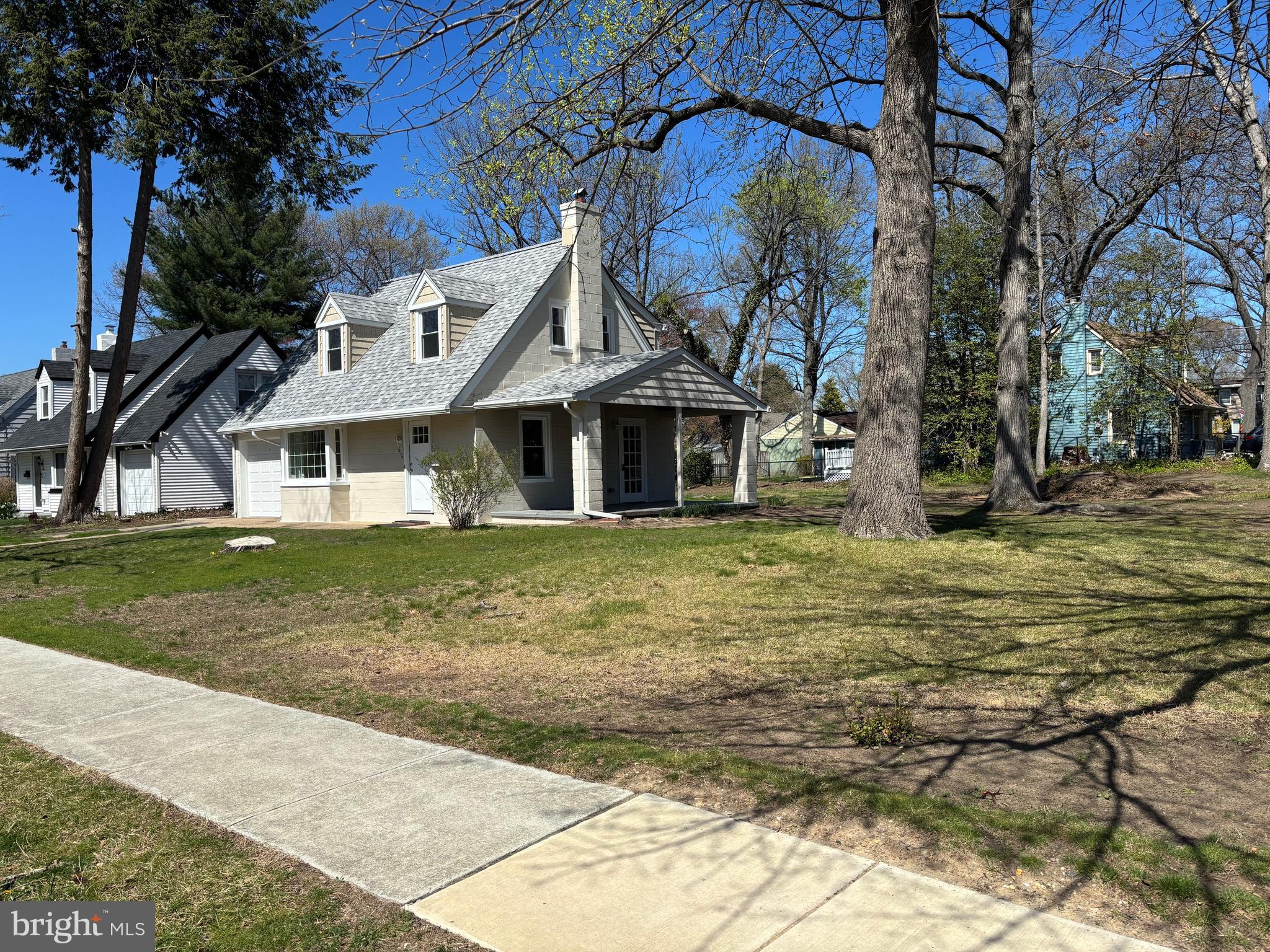 616 Chestnut Street Palmyra, NJ 08065 - Photo 3 of 10 a front view of a house with a garden