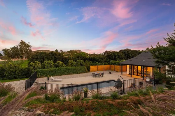 a view of a house with backyard