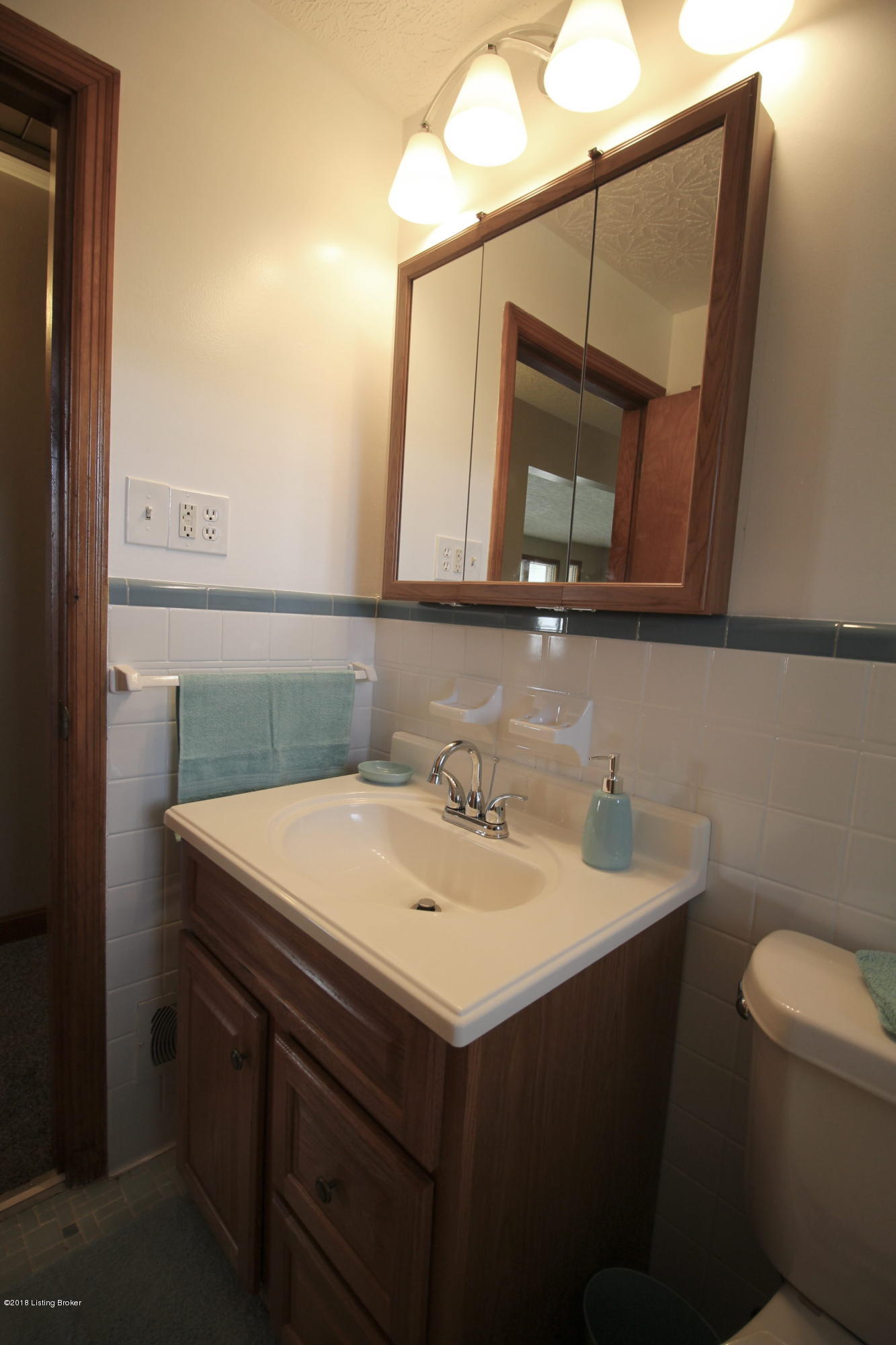 4831 Dover Road Louisville, KY 40216 - Photo 13 of 26 THE FULL BATH HAS A NEW VANITY
