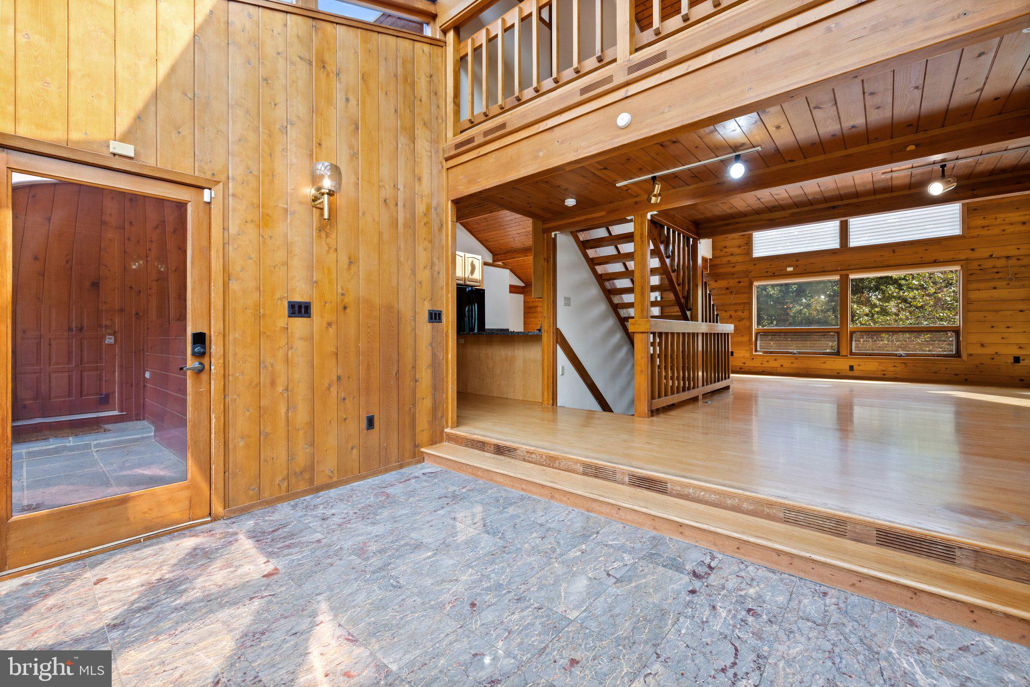 11121 Oakview Road Delaplane, VA 20144 - Photo 16 of 105 Foyer
