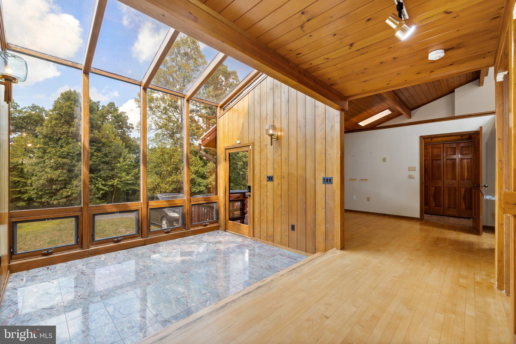 11121 Oakview Road Delaplane, VA 20144 - Photo 18 of 105 Foyer/Sunroom