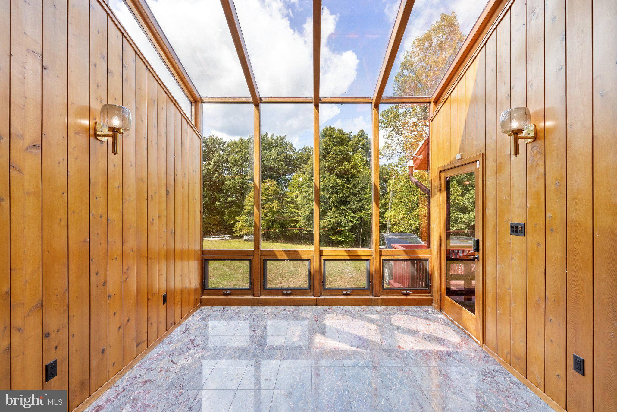 11121 Oakview Road Delaplane, VA 20144 - Photo 19 of 105 Foyer/Sunroom