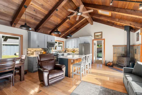 $750,000 | 46581 Iversen Drive, Gualala, CA 95445