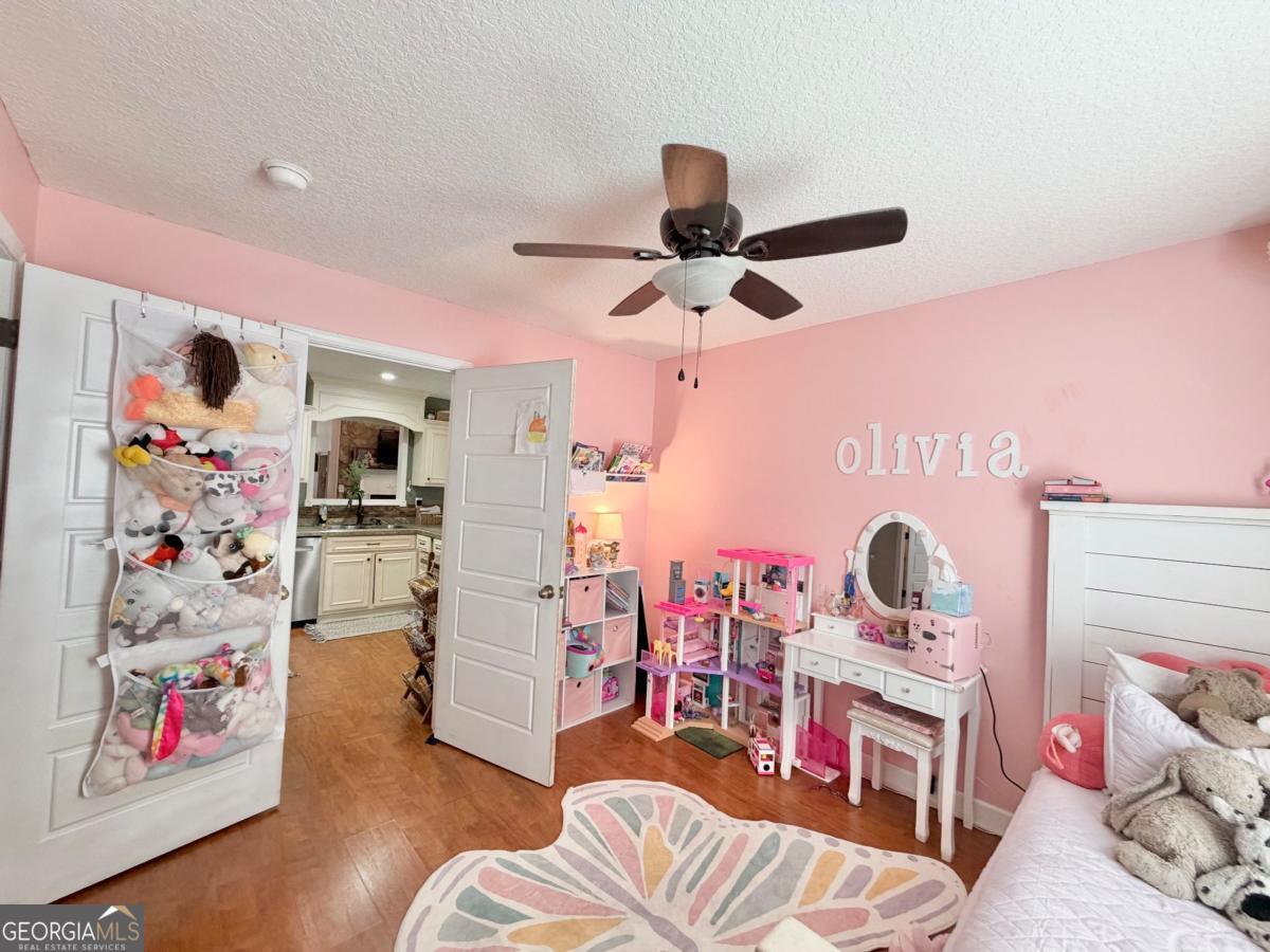 3231 Pear Avenue Patterson, GA 31557 - Photo 38 of 43 a living room with furniture and a flat screen tv