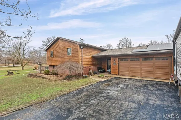 $375,000 | 2039 Shook Lane, Centralia, IL 62801