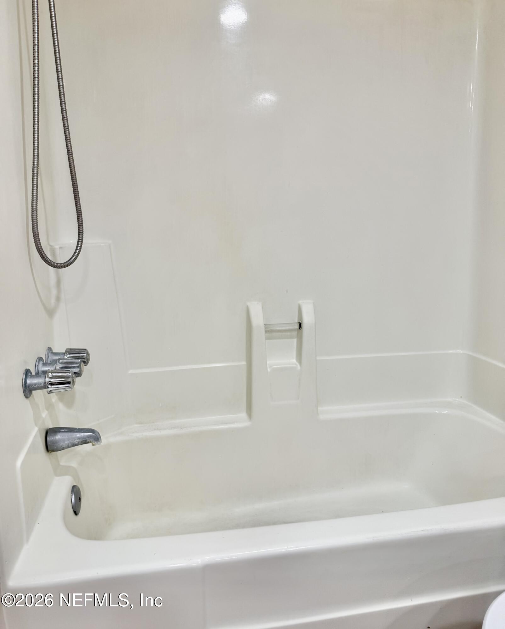 3737 Loretto Road, Unit 703 Jacksonville, FL 32223 - Photo 14 of 16 Shower Tub 1