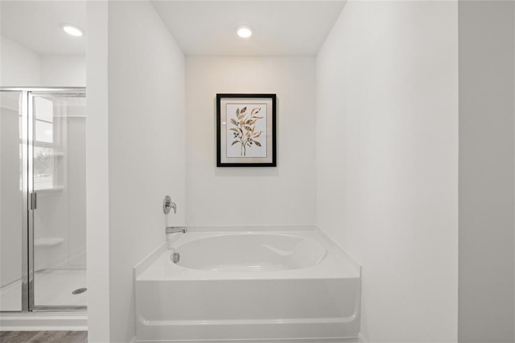 182 Aster Avenue Locust Grove, GA 30248 - Photo 31 of 48 a bathroom with a bathtub
