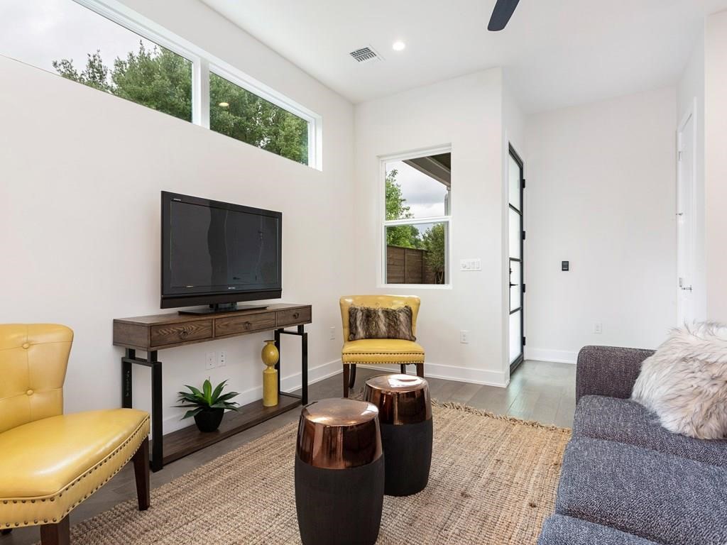 1111 Brookswood Avenue, Unit A Austin, TX 78721 - Photo 4 of 21 Towards front door