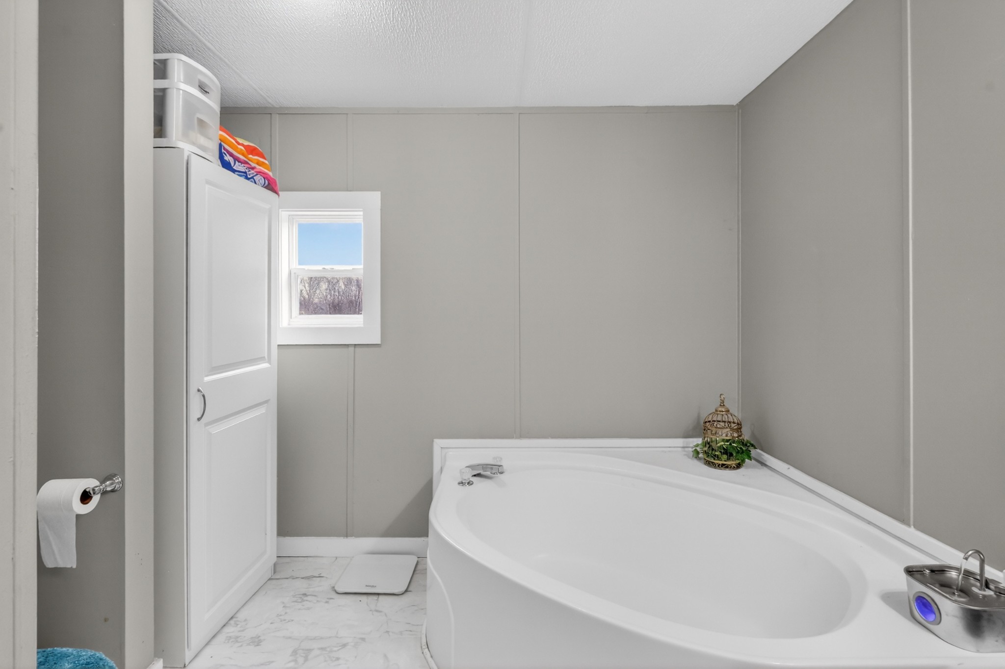 177 Mitchell Road Portland, TN 37148 - Photo 20 of 34 a bathroom with a bathtub and a toilet