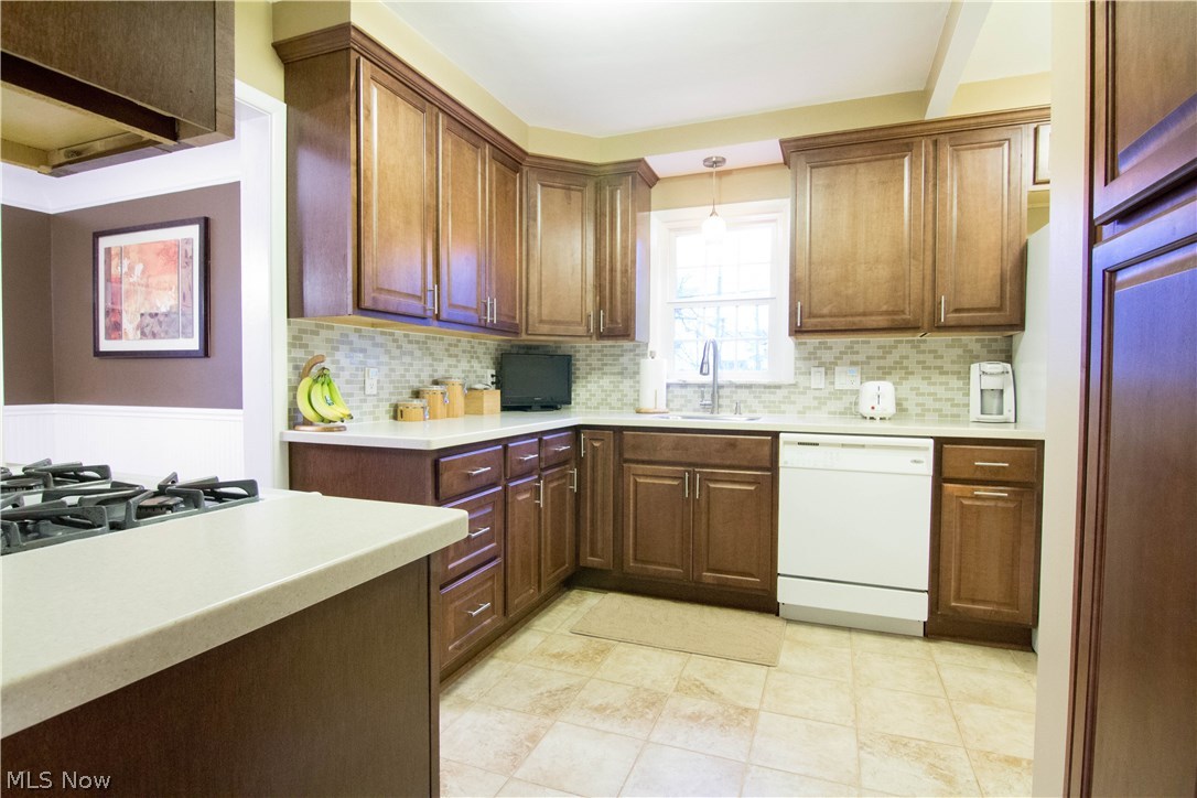 4052 Charlton Road Cleveland, OH 44121 - Photo 7 of 23 Gallery Image 7