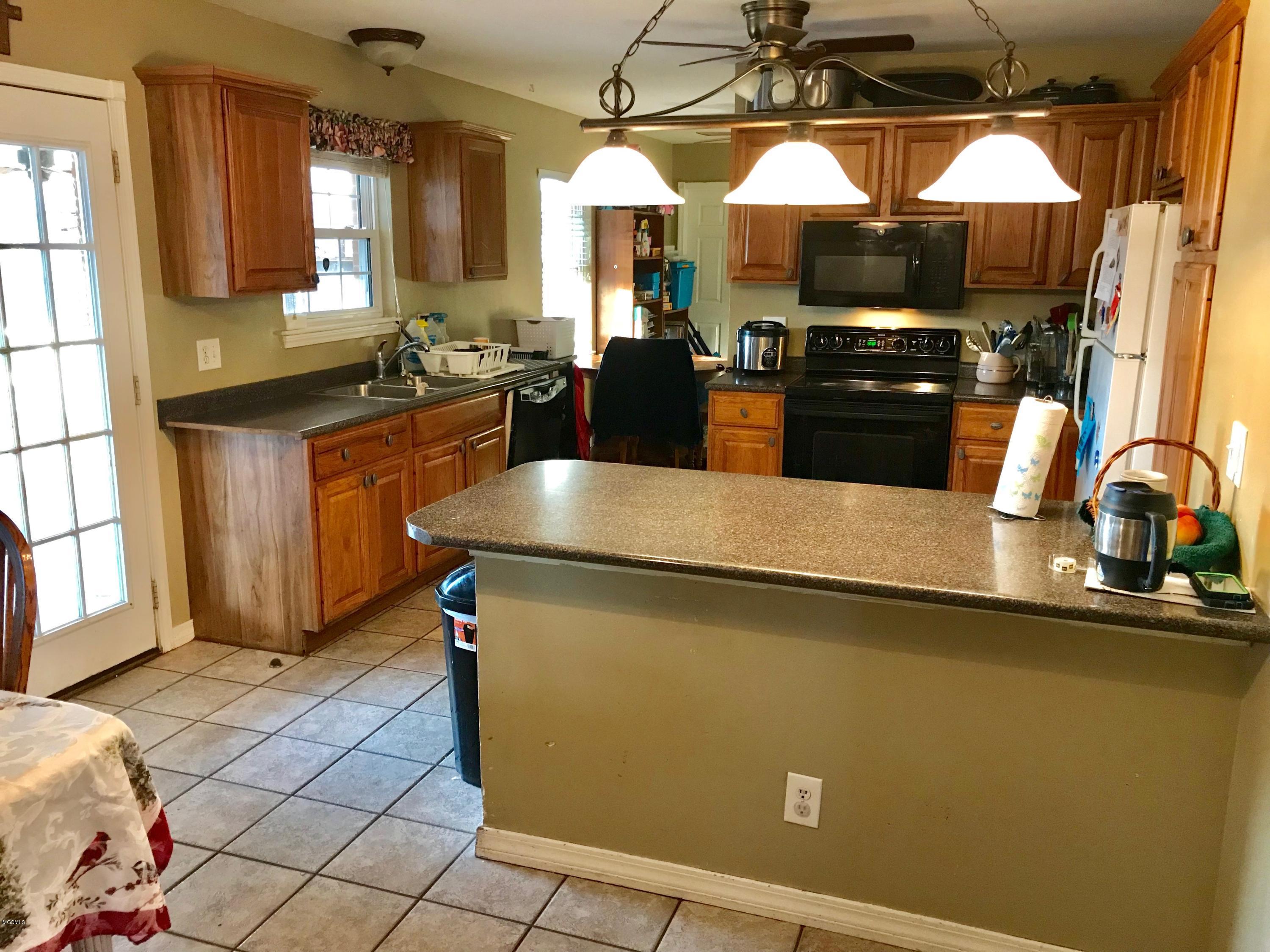 12459 Oaklawn Road Biloxi, MS 39532 - Photo 20 of 23 Kitchen