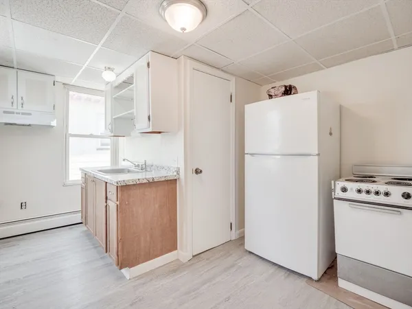 $1,700 | 23 Lowell Street, Unit 2R, Methuen, MA 01844