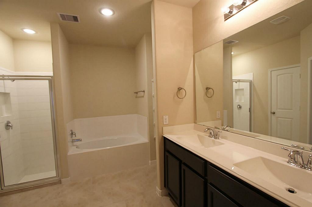 722 Mill Spring Court Rosenberg, TX 77469 - Photo 8 of 11 Master bathroom.
