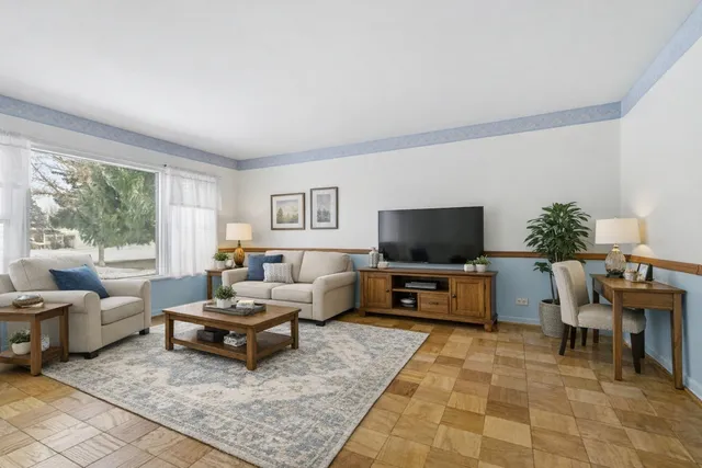 $409,000 | 943 Oxford Street, Downers Grove, IL 60516