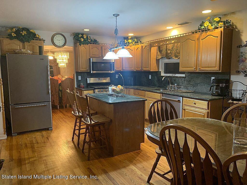 373 St George Road Staten Island, NY 10306 - Photo 8 of 25 EAT IN KITCHEN