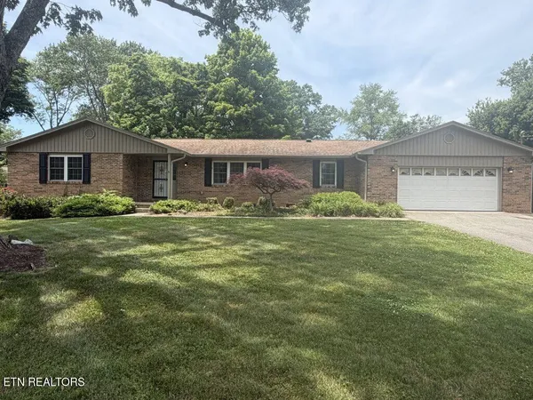 $2,300 | 721 East Meadecrest Drive, Knoxville, TN 37923