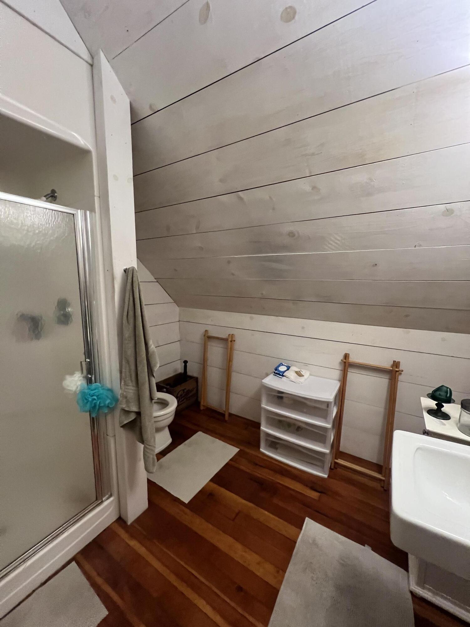 5947 North 35th Street Milwaukee, WI 53209 - Photo 27 of 41 upper bath