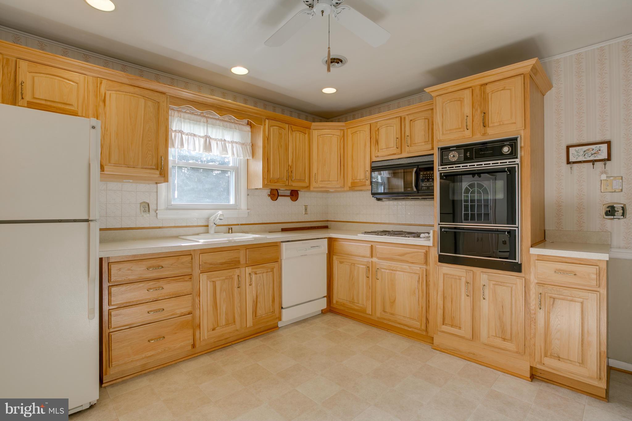 2813 Pinewick Road Ellicott City, MD 21042 - Photo 9 of 26 Kitchen