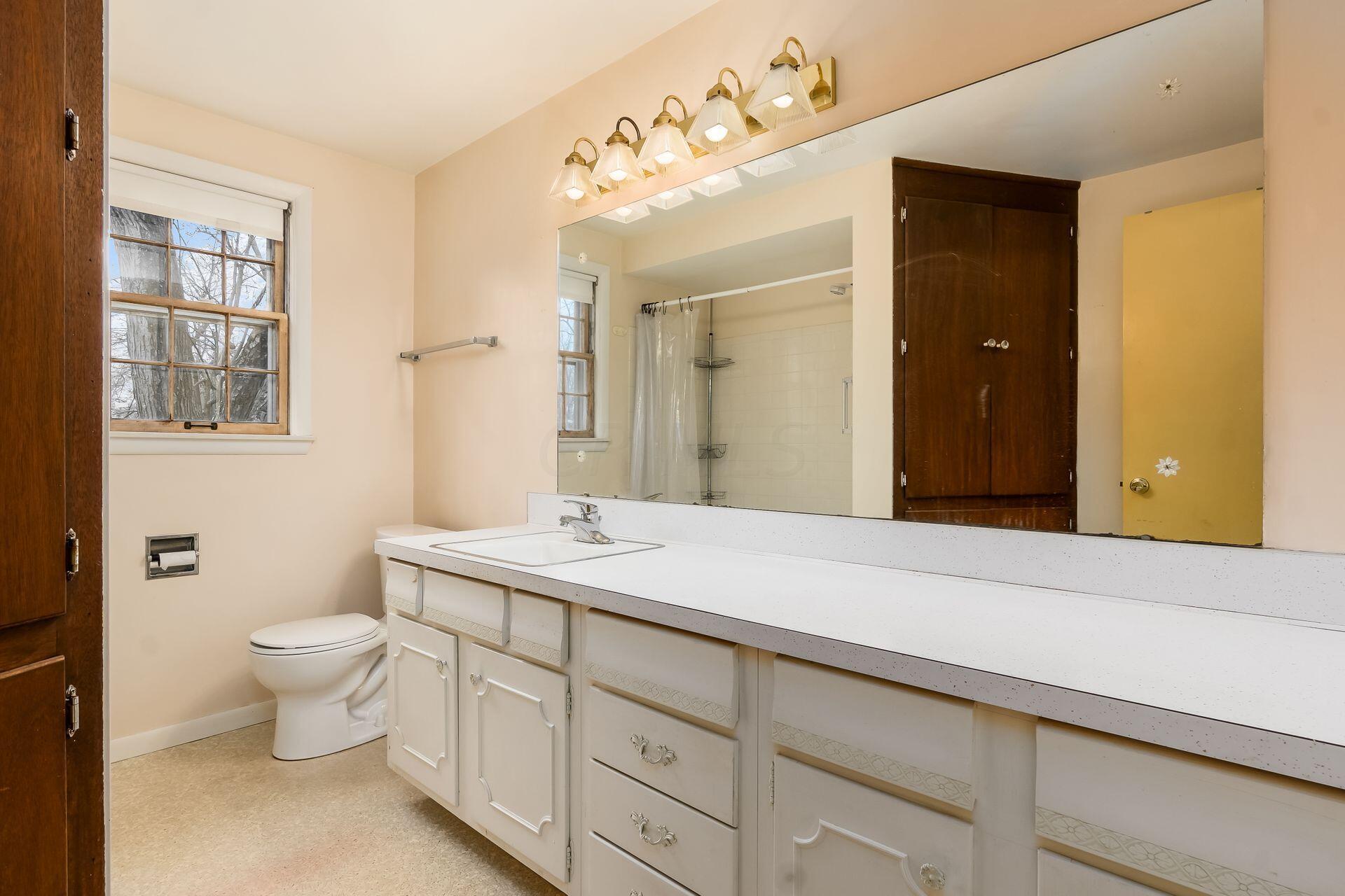 253 Croswell Road Columbus, OH 43214 - Photo 33 of 45 Hall Bath