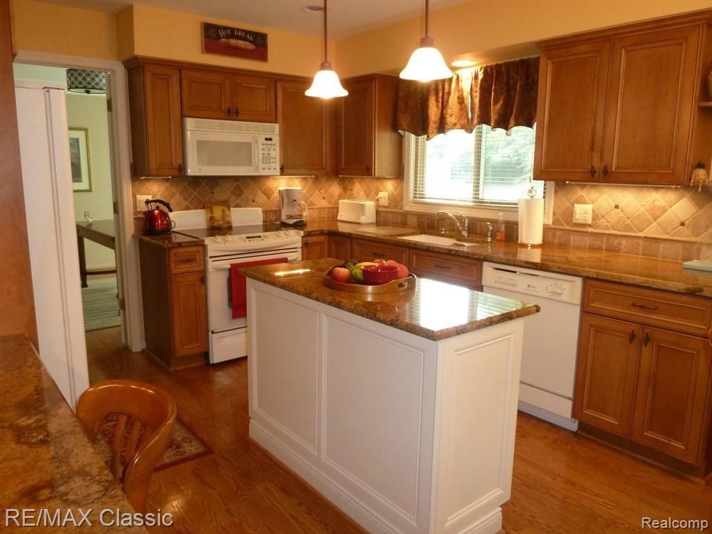 33745 Quaker Valley Road Farmington, MI 48331 - Photo 5 of 53 P1040602.jpg