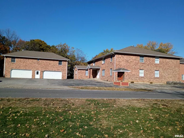 $575,000 | 555 East Madison Street, Riverton, IL 62561