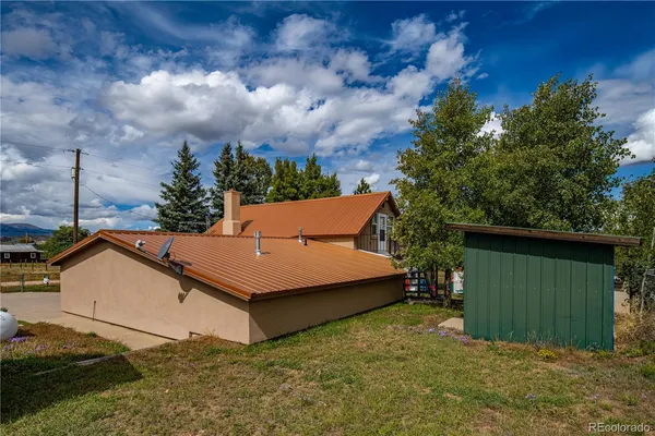 a view of a backyard