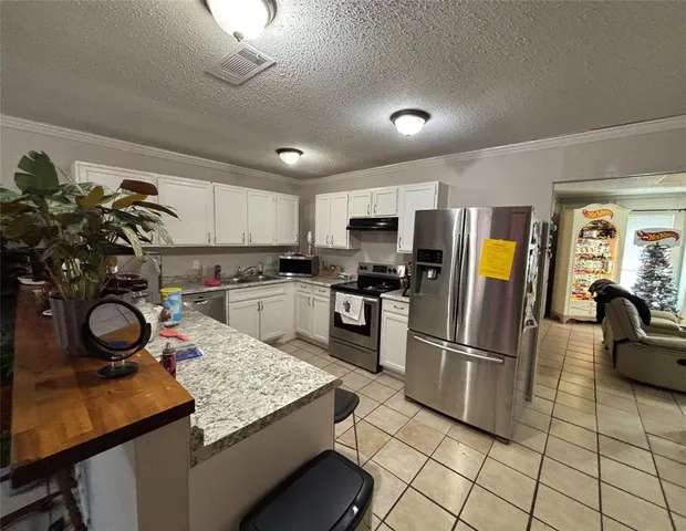 a view of livingroom with furniture