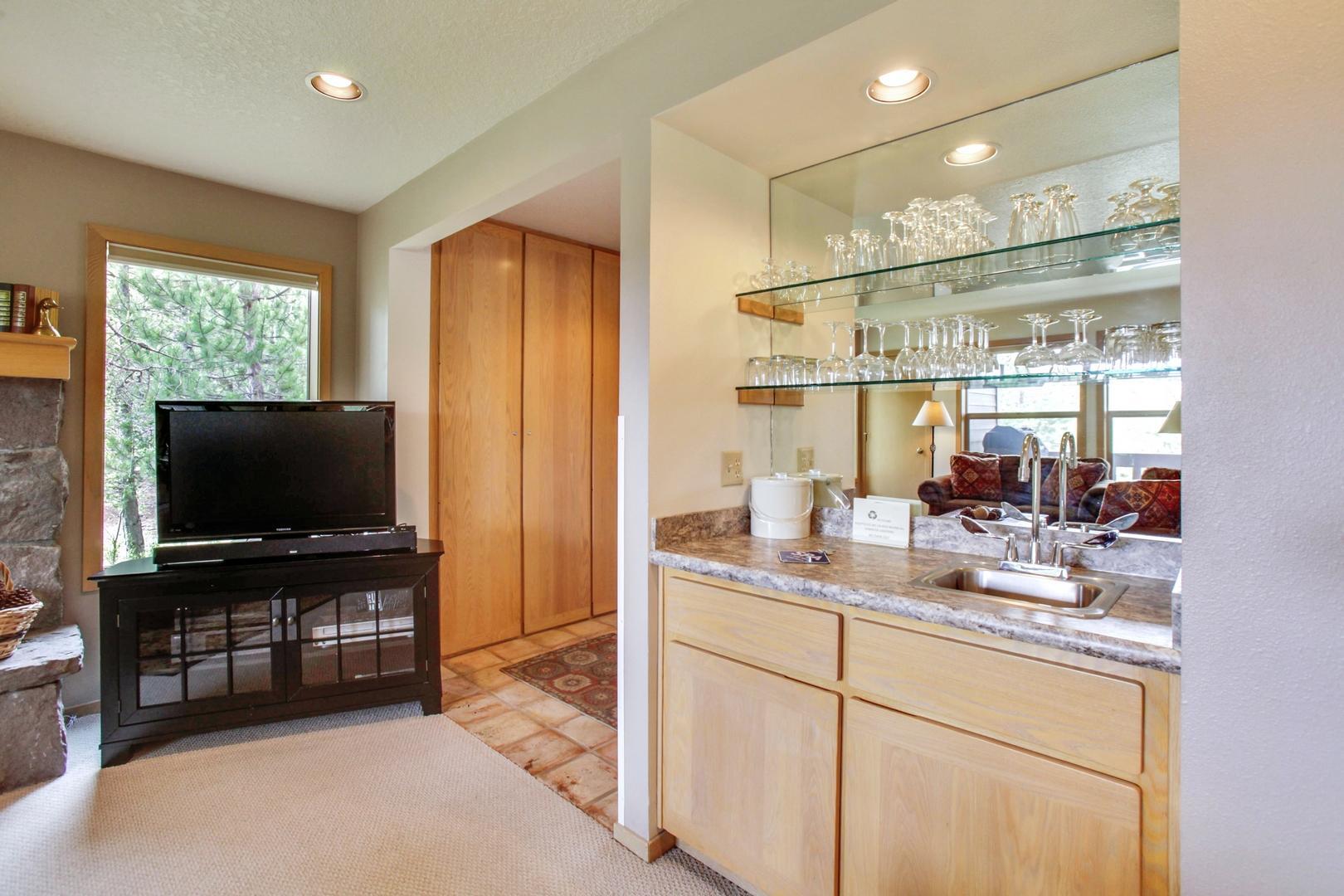 57321 Beaver Ridge Loop, Unit 1 Sunriver, OR 97707 - Photo 17 of 28 Wet bar