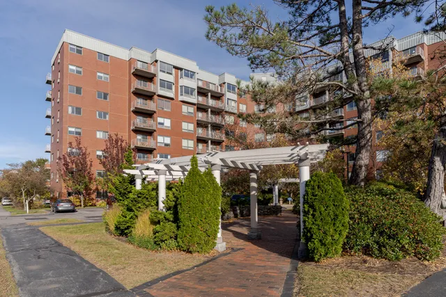 $300,000 | 148 Breakwater Drive, Unit 804, South Portland, ME 04106