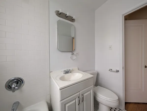 $2,195 | 2948 North Albany Avenue, Unit 1W, Chicago, IL 60618