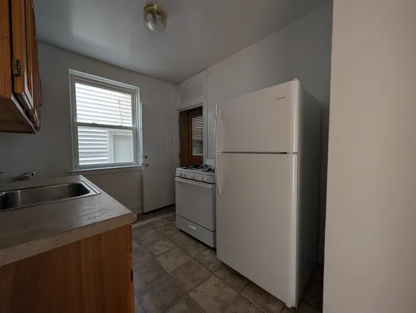 $2,195 | 2948 North Albany Avenue, Unit 1W, Chicago, IL 60618