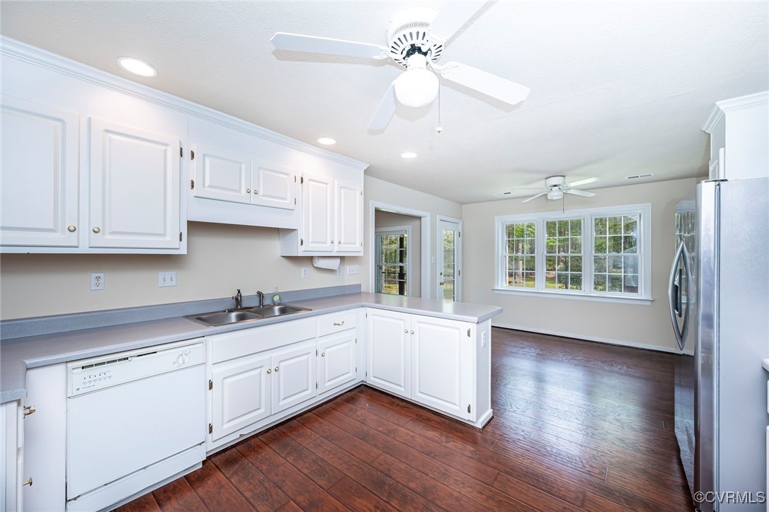 13819 Bluff Ridge Drive Chesterfield, VA 23838 - Photo 15 of 45 Kitchen with Eat-In-Kitchen area