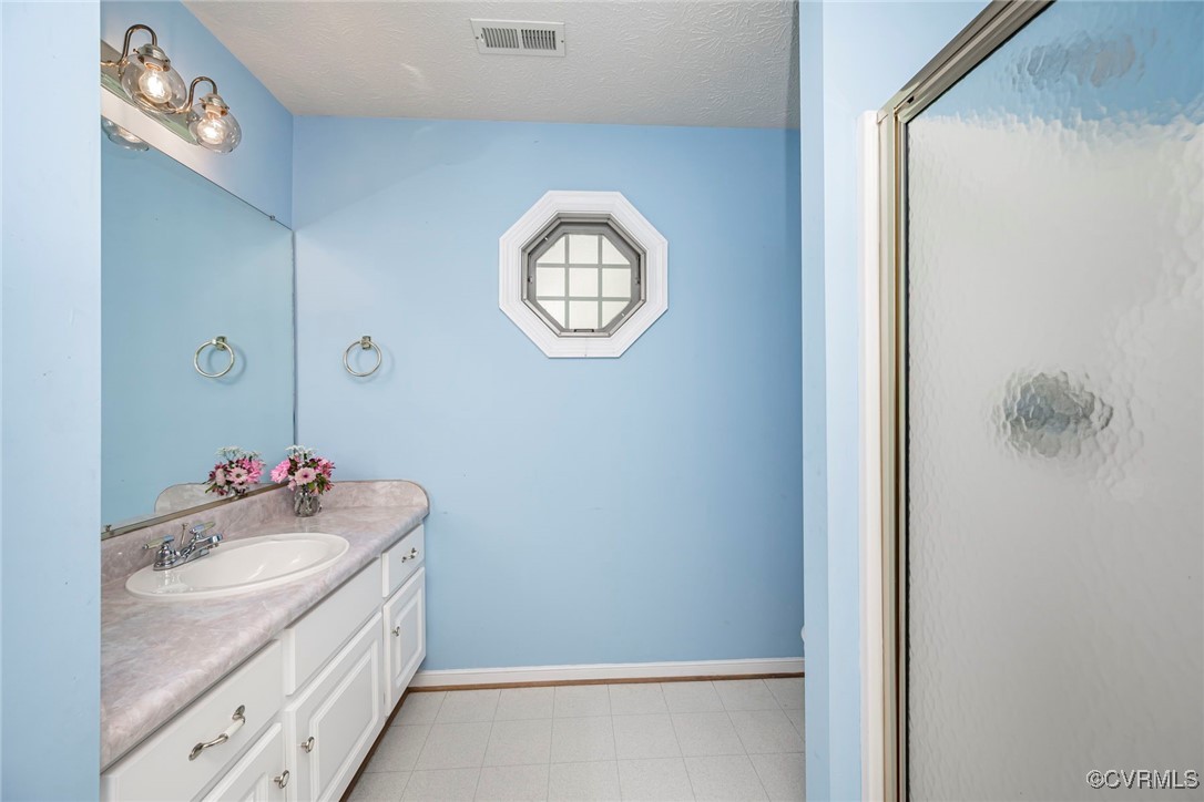 13819 Bluff Ridge Drive Chesterfield, VA 23838 - Photo 31 of 45 1st Floor full hallway bathroom between bedroom 2-