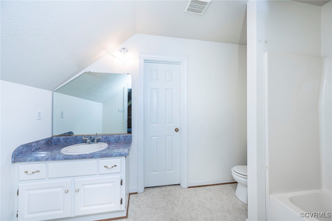 13819 Bluff Ridge Drive Chesterfield, VA 23838 - Photo 36 of 45 2nd Floor Full bathroom attached to Bonus Room/4th