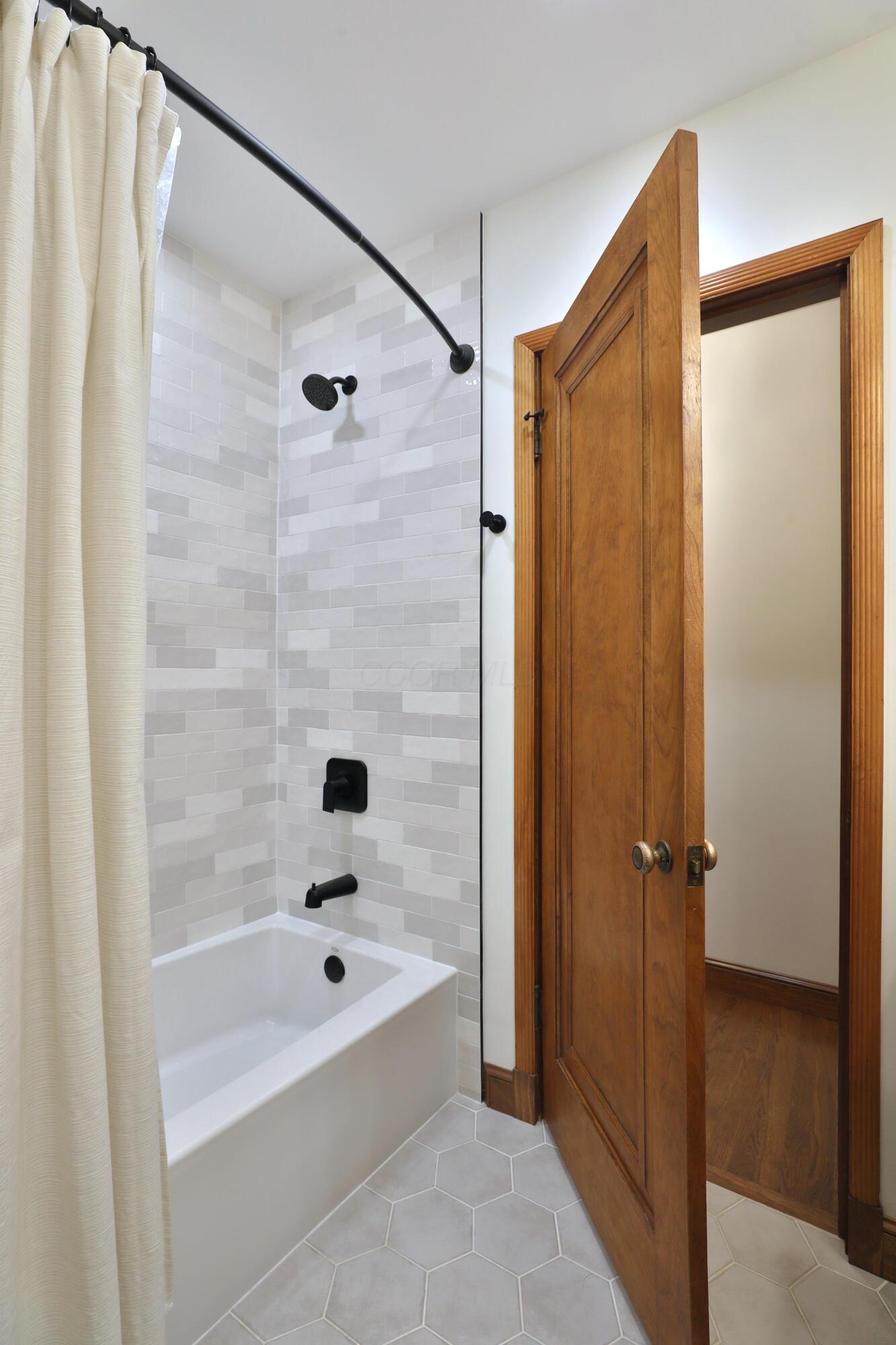125 Sheffield Road Columbus, OH 43214 - Photo 20 of 60 Full hall bath