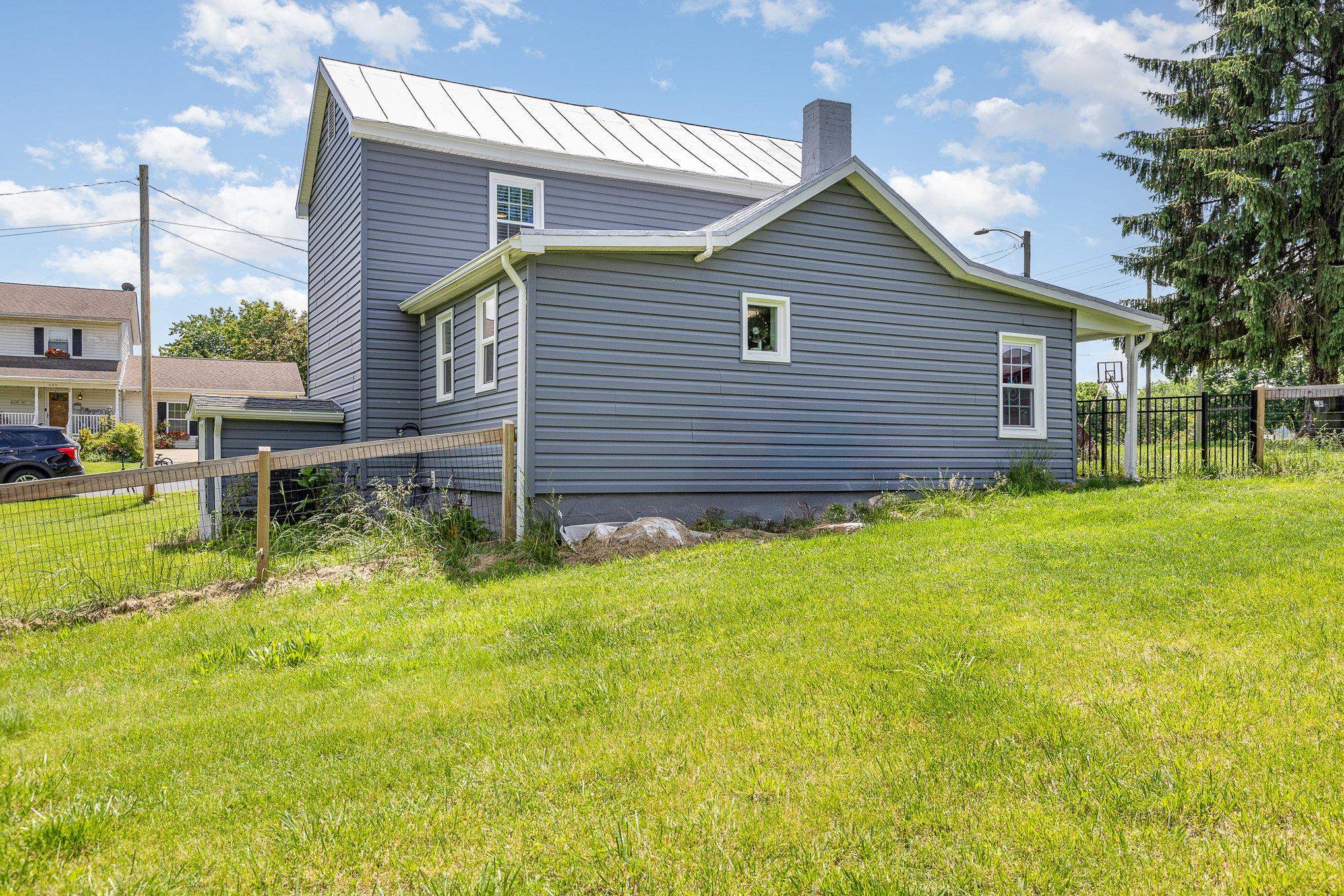 406 6th Street Luray, VA 22835 - Photo 27 of 28 a backyard of a house with table and chairs
