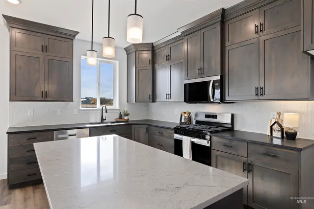 $369,900 | 819 Waveland Avenue, Filer, ID 83328