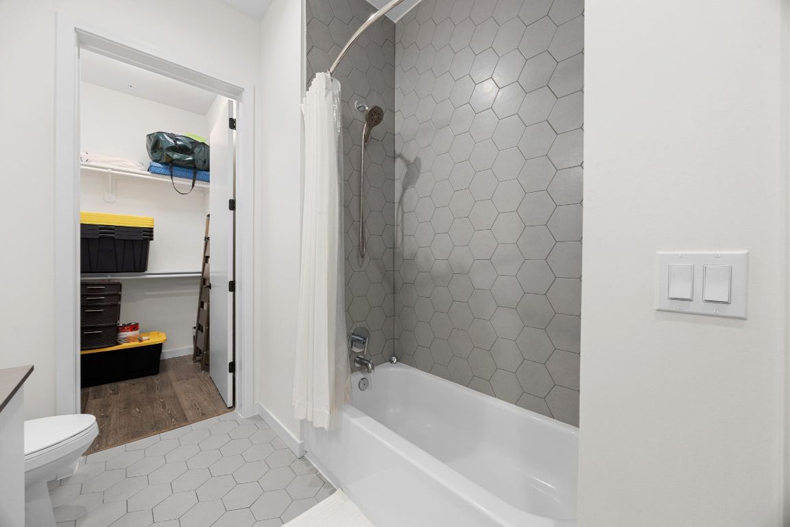 800 Embassy Drive, Unit 229 Austin, TX 78702 - Photo 28 of 40 a spacious bathroom with a bathtub and a shower